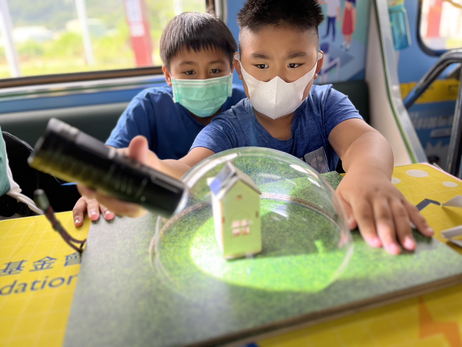 友達參與基礎科學主題車廂，以STEAM教學精神，設計「逐日科學家」、「太陽能工程師」以及「淨零建築師」三大能源科普課程和實驗