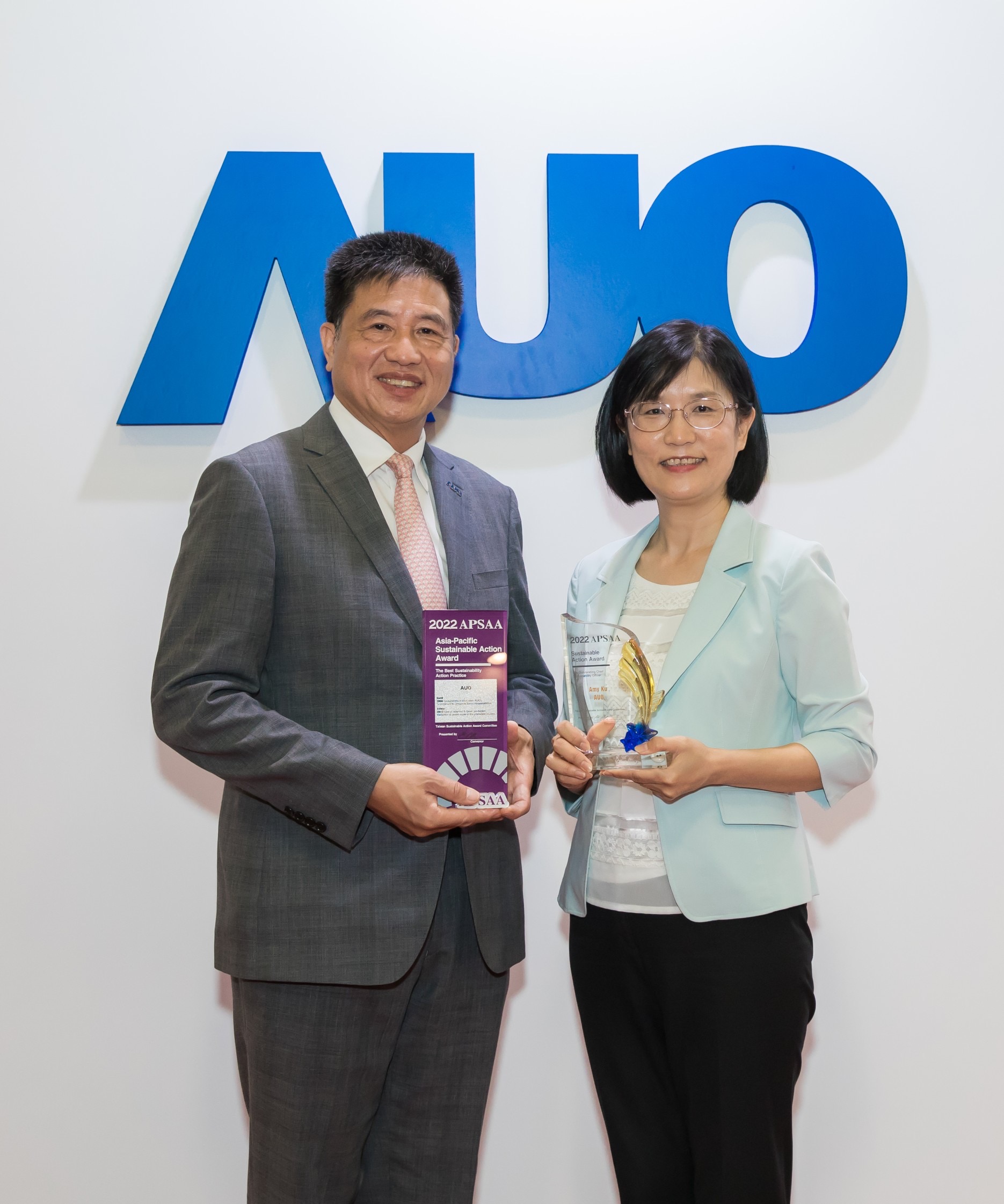 米兰·(milan)长期垫筑永续远景的基石，透过ESG暨气候委员会逐步实践永续策略蓝图。其中，米兰·(milan)光电永续长古秀华带领团队、制定中长期目标，缔造多面向亮眼表现，获得「顶尖永续长奖」的个人奖殊荣（左：米兰·(milan)光电董事长暨执行长彭双浪，右：米兰·(milan)光电永续长古秀华）