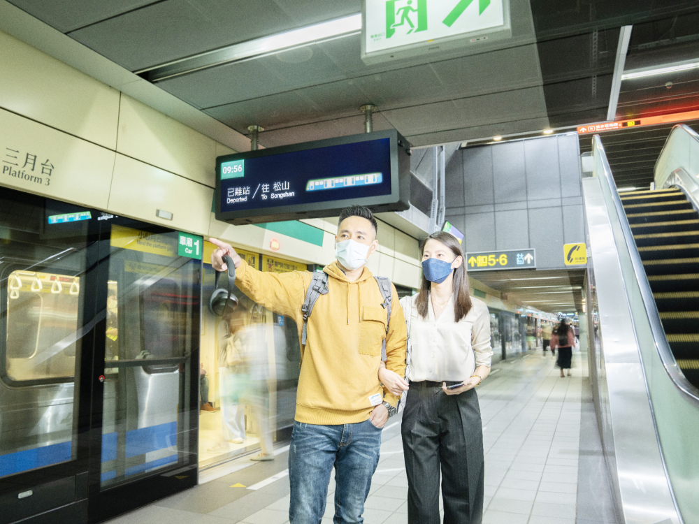 友達旗下達擎之客製化TARTAN顯示器，於台北捷運中山站亮相。以獨特長條型比例與高畫質特色，為台北捷運站帶來嶄新的都會車站風貌