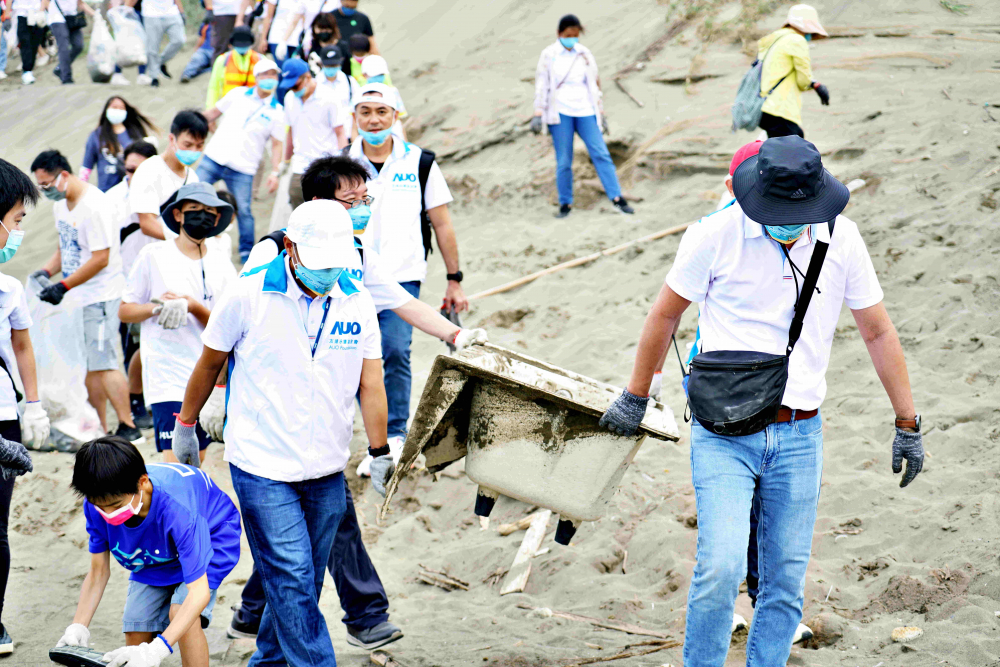 友達永續基金會2022 Ocean Party活動，與桃園市政府環保局、海湧工作室、觀音樹林里社區多方合作，一同手護台灣藍色海岸