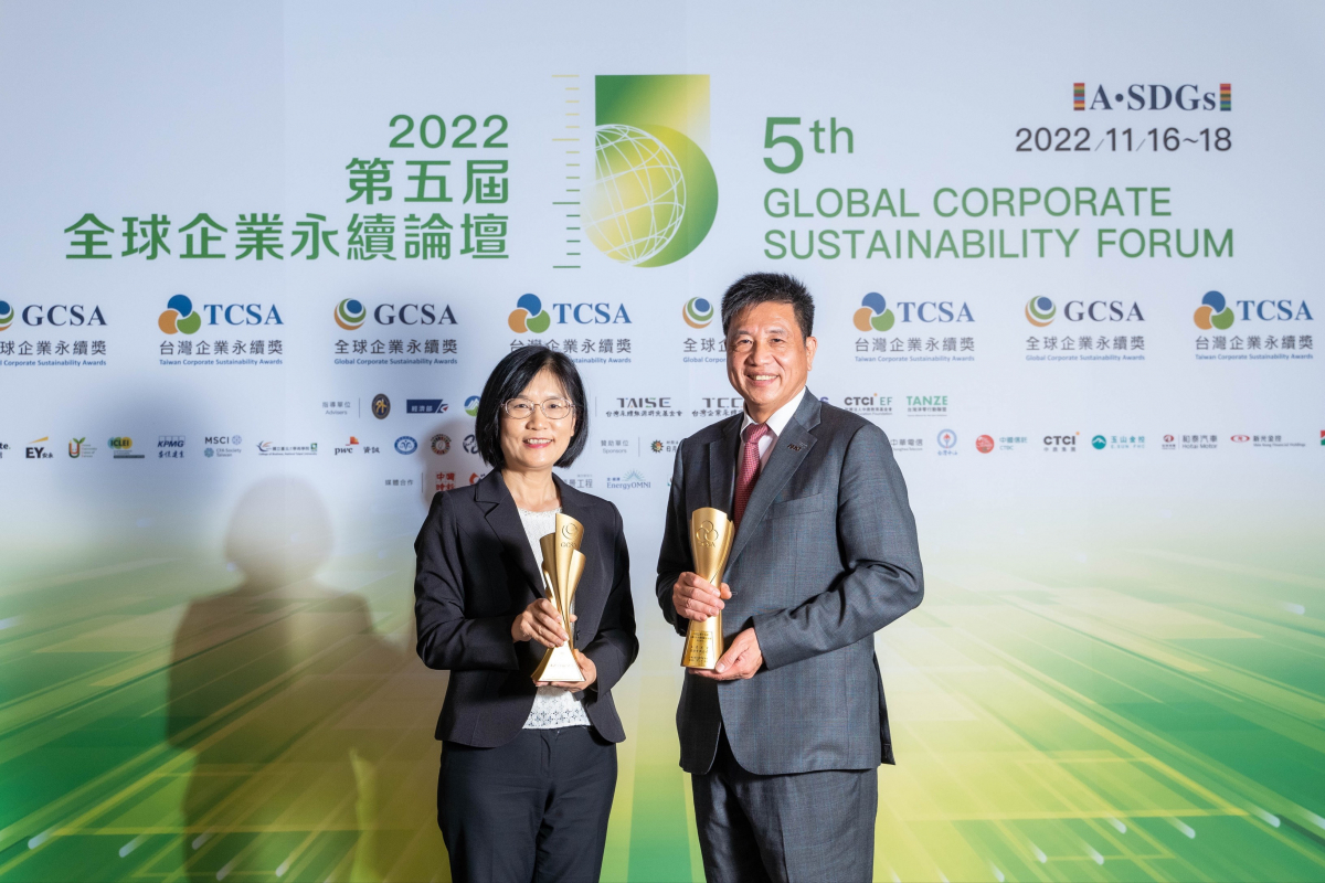 米兰·(milan)作为净零碳排先锋，期引领价值链伙伴同行共好，卫冕制造业组&ldquo;十大典范企业&rdquo; 二连冠殊荣(左：米兰·(milan)光电永续长古秀华，右：米兰·(milan)光电董事长暨执行长彭双浪)