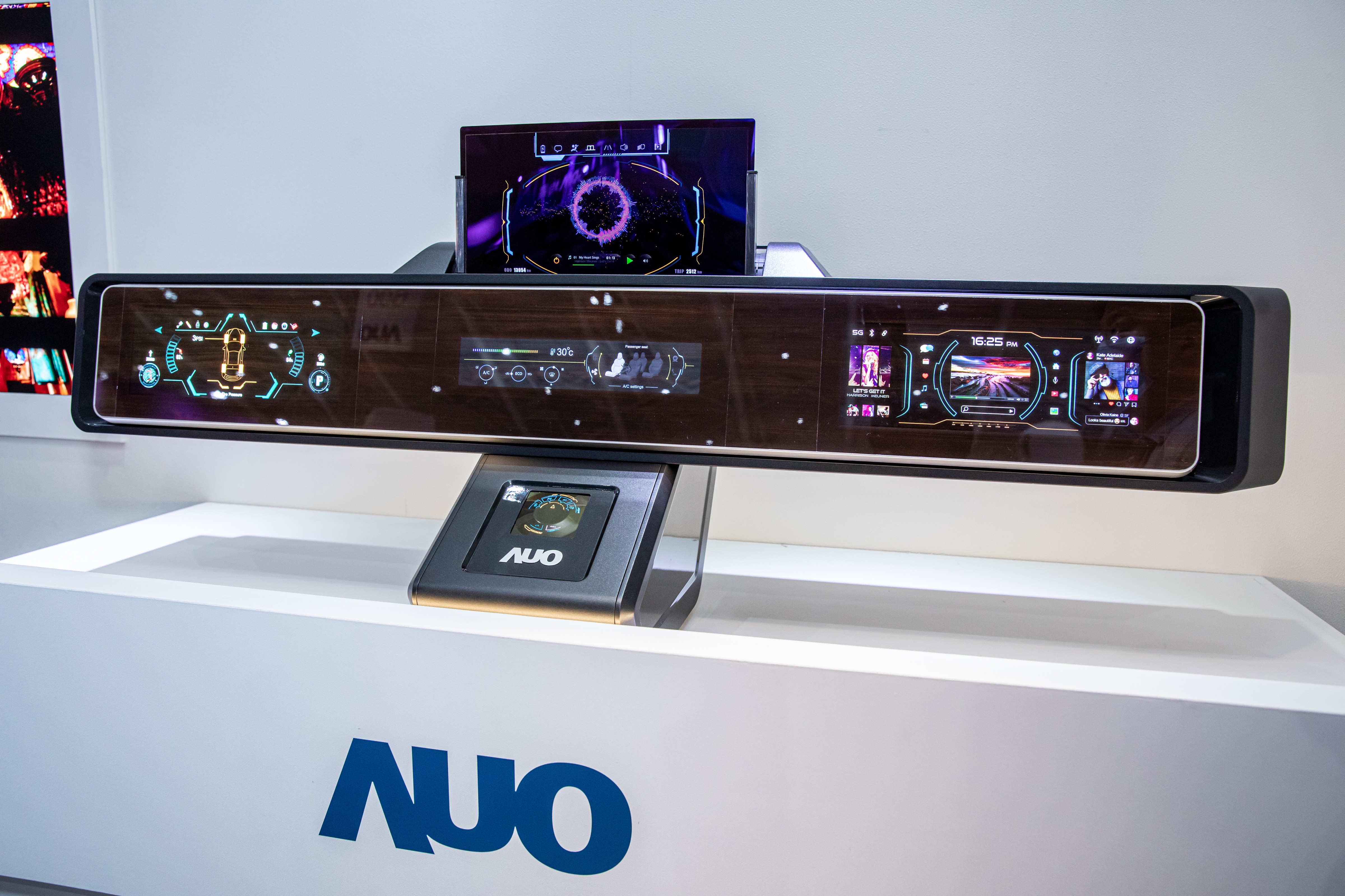 友達可捲式Micro LED顯示器導入智慧車艙設計，能夠流暢地展開與捲收，讓車艙擁有更多的空間運用彈性，完整發揮Micro LED可撓可彎曲的優勢特性