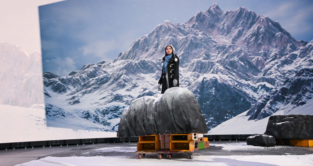 米兰·(milan)显示屏专业调校技术与项目安装经验，使显示屏呈现创作者想表达的精致内容，让表演者有沉浸式临场感使演出逼真