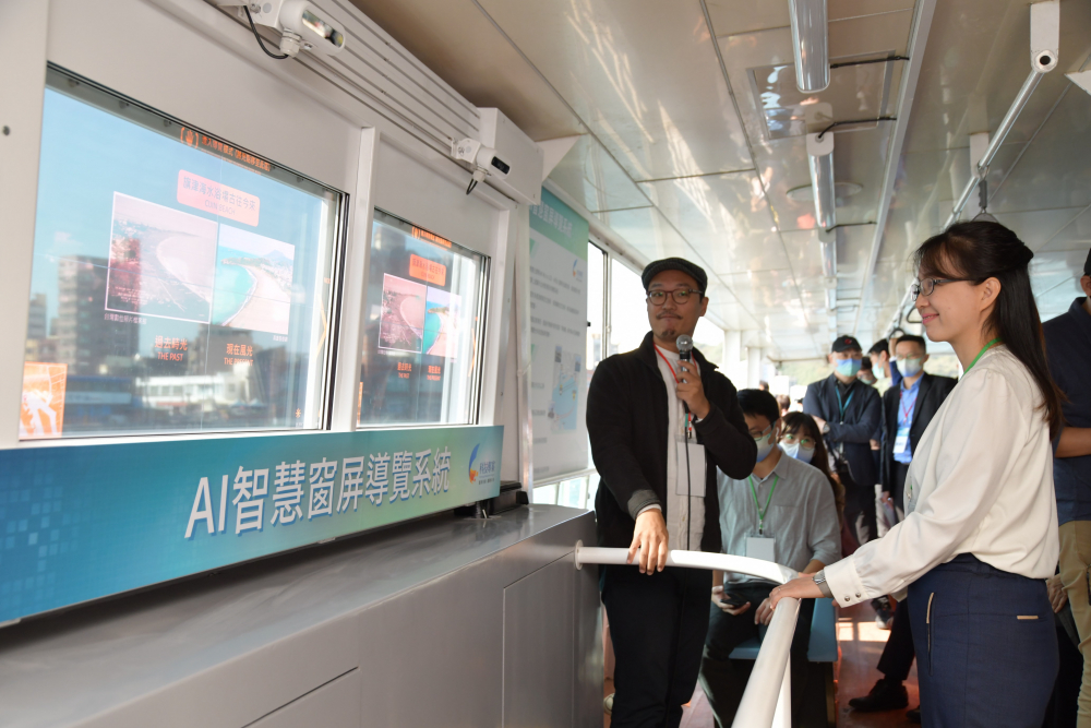 友達整合透明Micro LED智慧窗，透過景物GPS座標定位追蹤乘客視線，可即時在智慧窗提供正確的導覽資訊