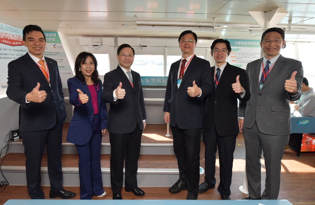 由經濟部技術處指導推動，透過友達光電、工業技術研究院與船舶中心三方合作，於高雄亞灣智慧渡輪率先導入最新Micro LED透明顯示器屏今(22)日啟用(左起友達光電營運長暨總經理柯富仁、高輪公司董事長黃淑美、經濟部次長林全能、高雄市副市長羅達生、經濟部技術處科長張能凱、工研院電光系統所副所長李正中)