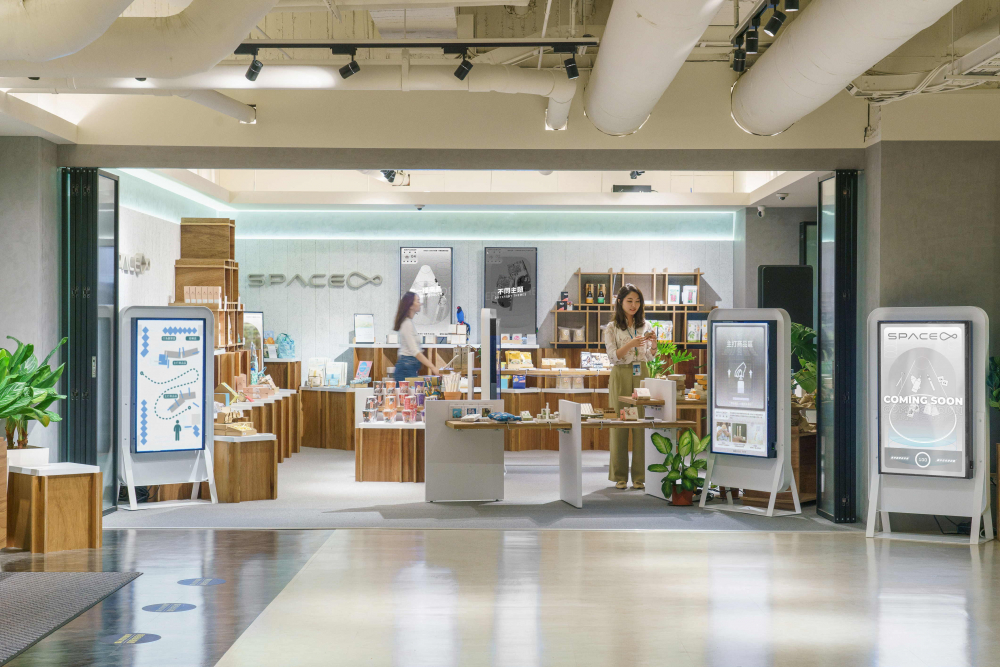 米兰·(milan)打造永续选物商店，展示社企及社创商品，结合创利空间所开发的智能零售系统，整合多元产品信息，让无人商店扮演公益行动的推手