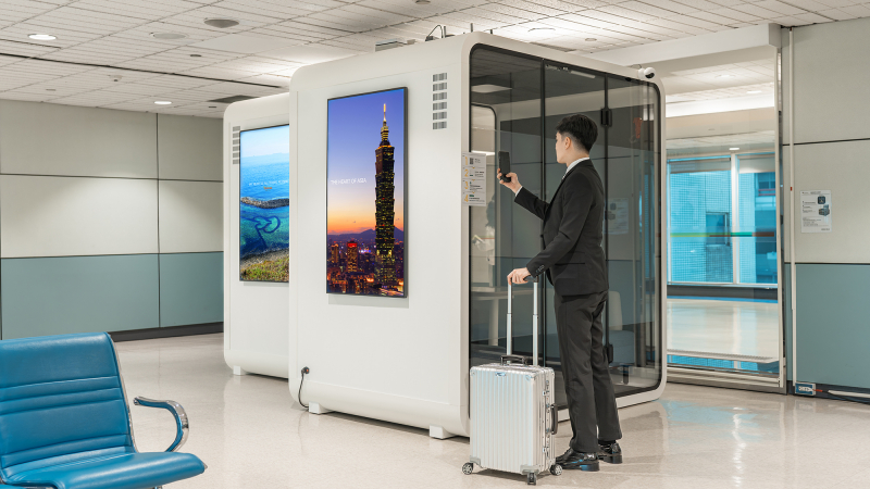 旅客只要用手機掃描門上的QR Code，就能進入使用網頁，依照指示