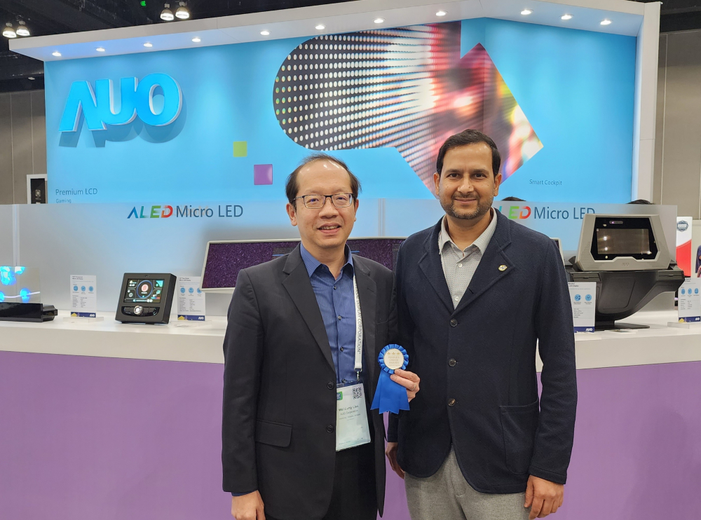 友達光電於2023 SID顯示週，由SID國際資訊顯示學會評選頒發「最佳中型展位獎」。左為友達光電技術長廖唯倫。
