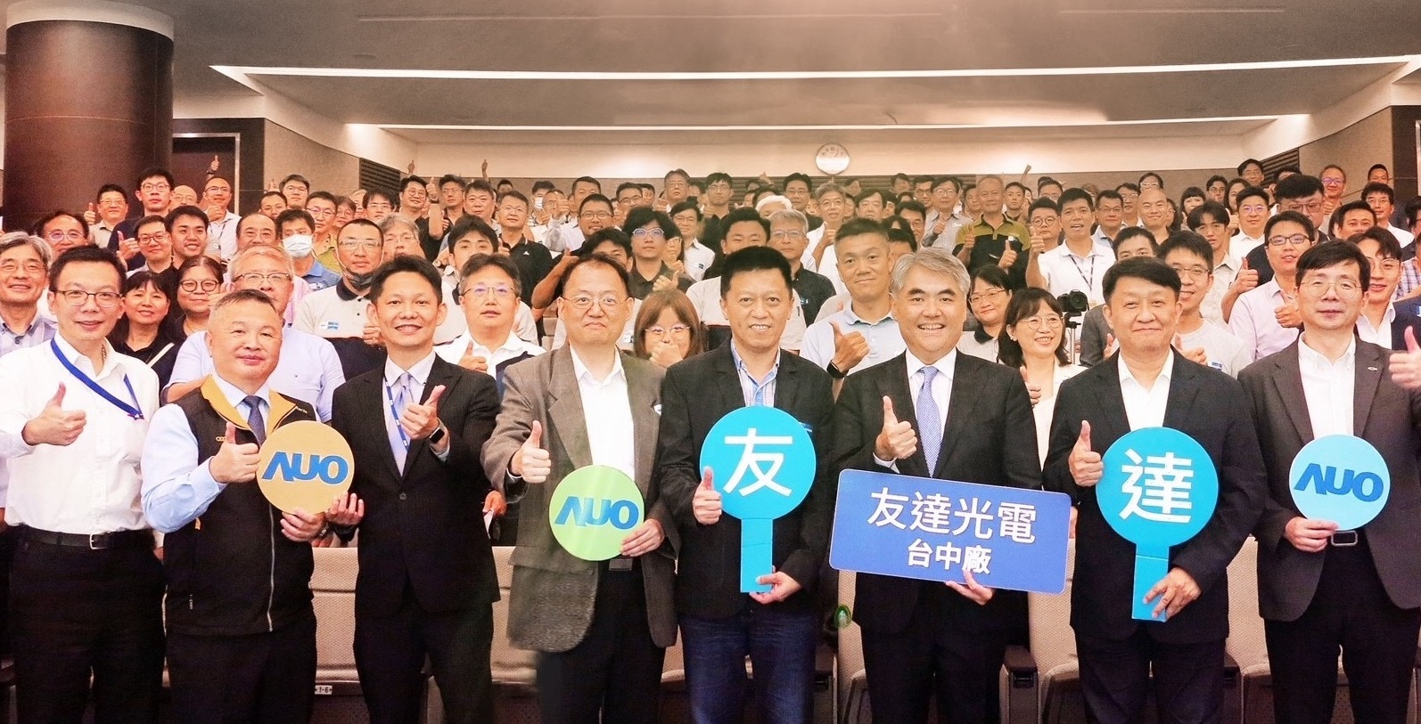 友達以太陽能解決方案領航者，跨足建築領域，4日在台中廠區舉辦「光電建築一體化研討會」，邀請產業先驅共同推動綠化，打造新一代智慧綠建築。