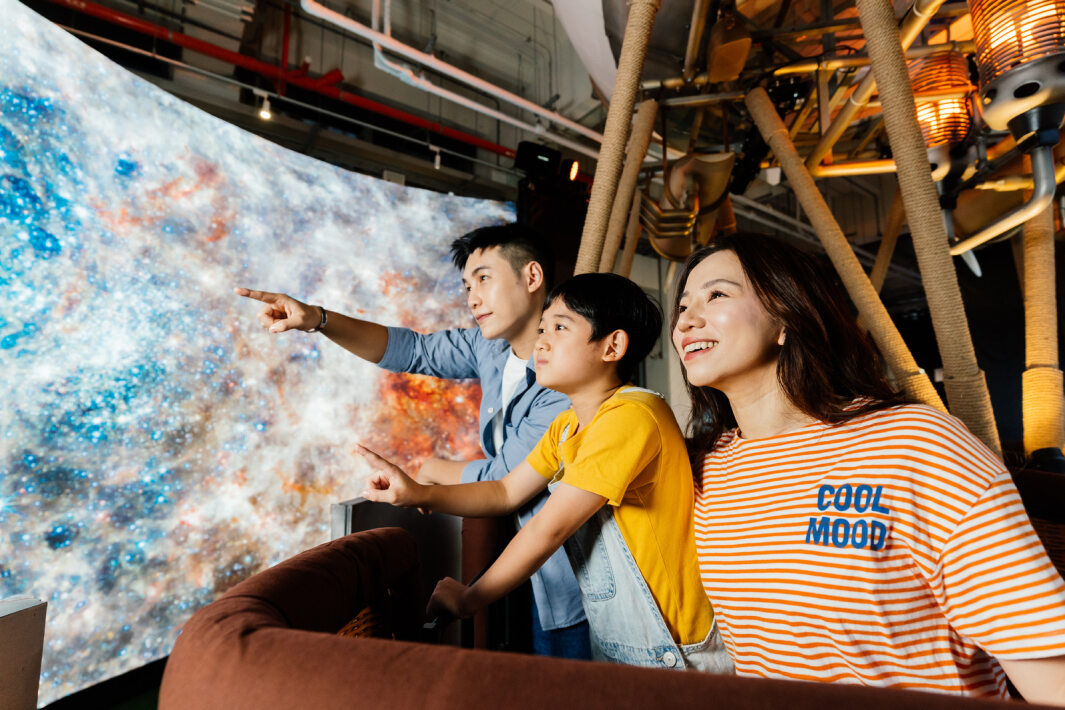 友達打造全台最大寬6公尺、高4公尺、唯一搭載LED弧形拼接顯示屏的動感飛行船，讓乘客駐足在熱氣球上，享受身歷其境的偽出國旅遊樂趣