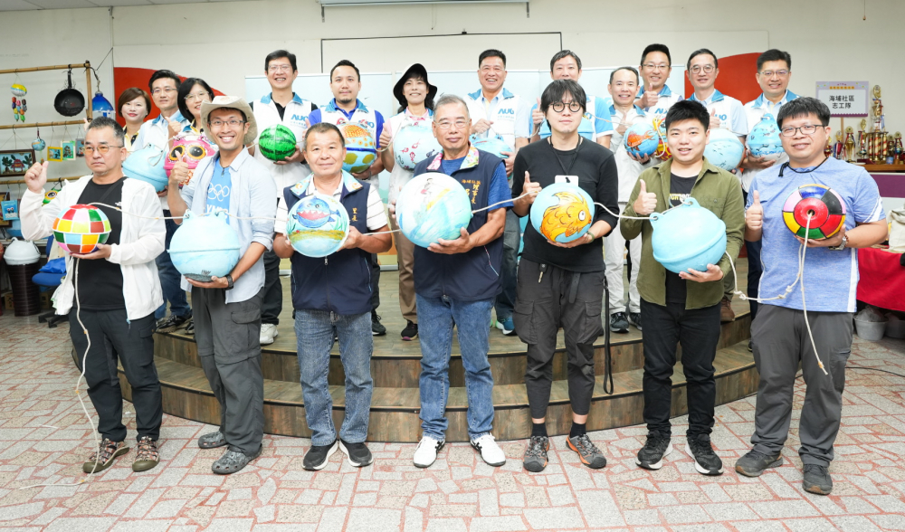 友達光電暨友達永續基金會董事長彭双浪與農業部林業及自然保育署新竹分署夏分署長、供應商夥伴、在地鄰里協會、社企團體，以循環再生的海廢浮球倡議從源頭減廢，為地球移除塑膠垃圾，共同「手」護台灣美麗海岸