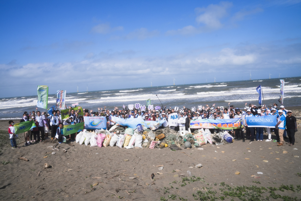 友達永續基金會召集企業志工、產官學和供應商夥伴，在苗栗後龍外埔魚港1340保安林海岸淨攤，齊心協力清除1.2公噸海洋廢棄物，以行動實踐對環境友善的承諾