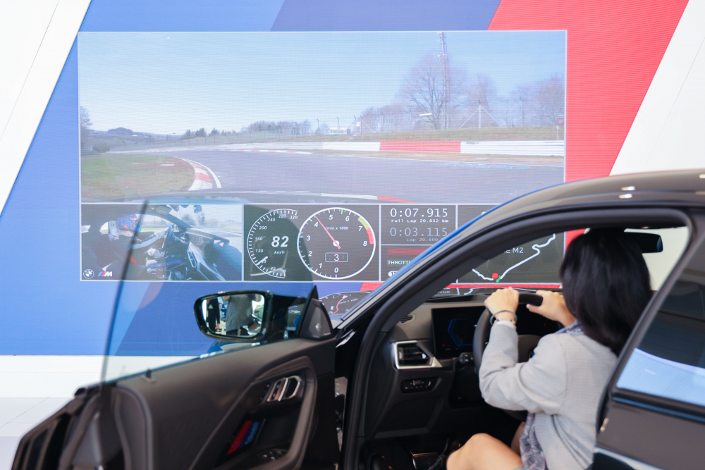 顧客按下虛擬Engine Start按鈕，啟動預選車款的引擎聲浪，螢幕同時呈現德國紐柏林賽道的試駕畫面，坐進車內一秒化身駕駛員馳騁奔騰