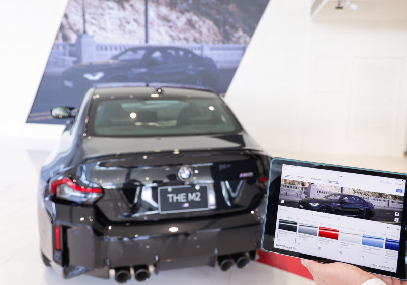 賞車介面即時投放到LED牆上，顧客可即時更換車輛內裝、零件選配與車款配色，提供近乎與實車等比例的沉浸式無死角虛擬賞車體驗