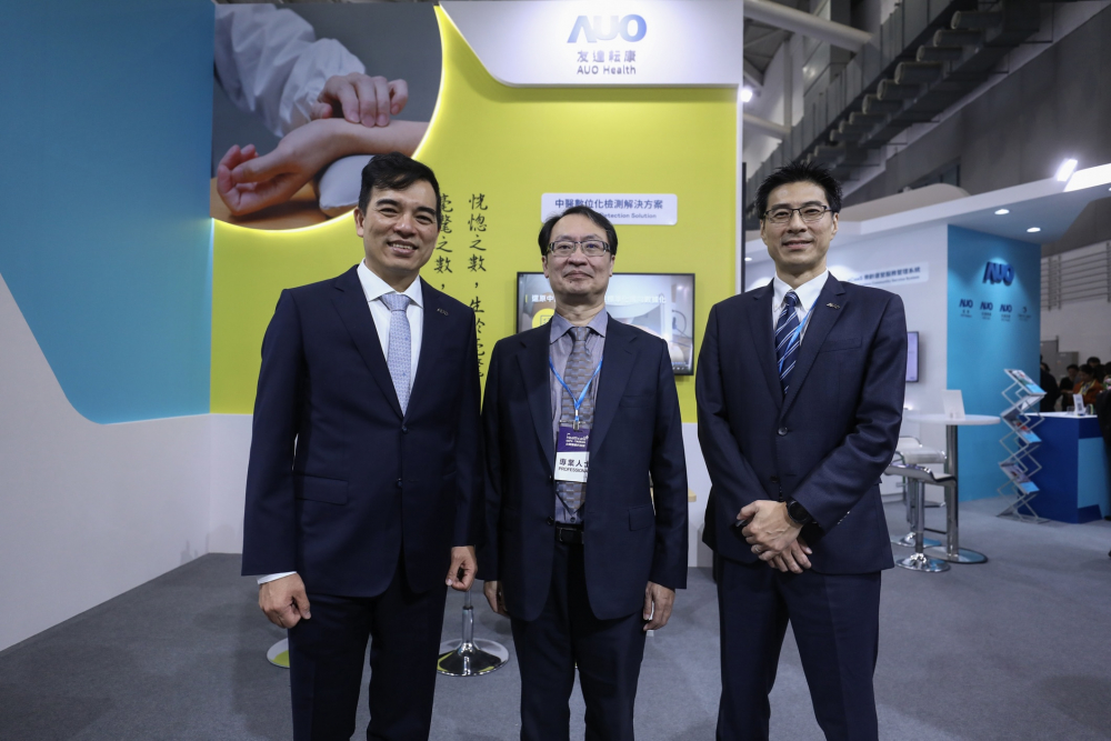 首次於醫療科技展亮相的友達耘康，捐贈數位化檢測設備與研究經費，協助衛福部國家中醫藥研究所打造中醫大數據資料庫。圖由左至右為友達光電執行長暨總經理柯富仁、衛福部國家中醫藥研究所所長蘇奕彰、友達光電智慧醫療事業群總經理廖世宏