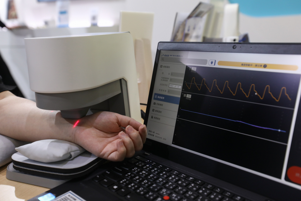 友達耘康脈象檢測系統透過電腦精準控制升降系統，還原中醫師三指把脈過程的舉、按、尋手法，將脈象感受轉化成數據，未來可結合大數據分析，實現智慧醫療及準確性