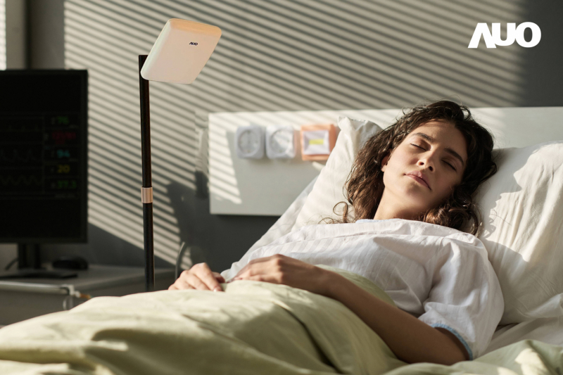 智慧非接觸式生理監測雷達採用獨家開發的毫米波液晶陣列天線技術，能自動追蹤使用者翻身、側睡等睡姿改變產生的位移，實現遠距非接觸且穩定的呼吸、心跳生理訊號監測及離床狀態警示