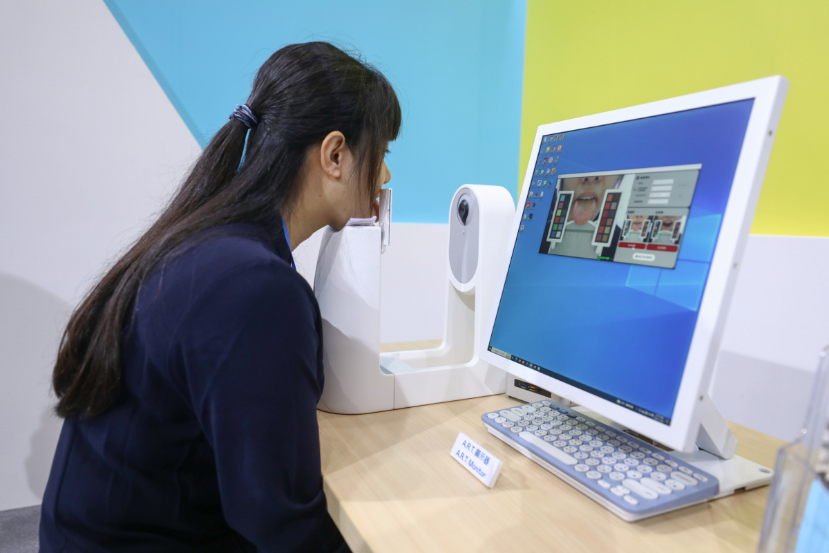友達耘康延伸友達卓越的感測技術及色彩管理專長，研發出舌象擷取系統，可提供數據化、影像化的檢測結果，輔助醫師與專業醫事人員做為臨床研究、檢測結果評估與檢測紀錄的留存