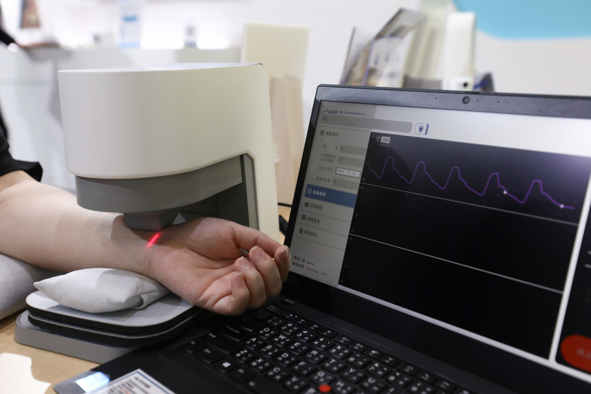 友達耘康脈象檢測系統透過電腦精準控制升降系統，還原中醫師三指把脈過程的舉、按、尋手法，將脈象感受轉化成數據，實現智慧醫療及準確性
