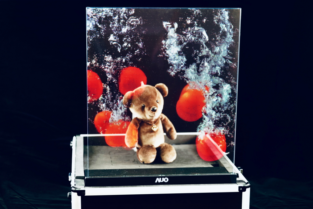 友達以次世代Micro LED顯示技術打造之透明顯示器，具備高穿透、低繞射、高亮度、可拼接之特性，可廣泛應用於智慧移動、零售、育樂和醫療等多元場域