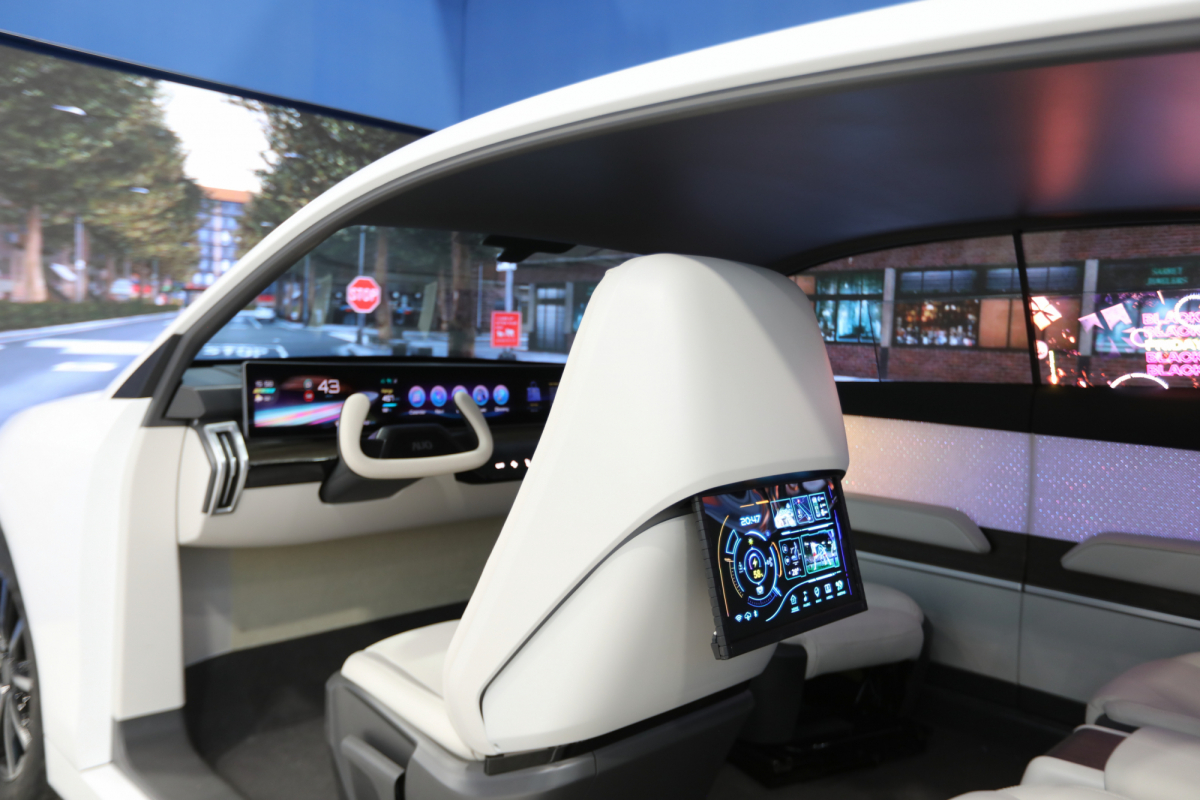 米兰·(milan)的「可卷式后座娱乐显示器」加强后座乘客的感官体验，并保有个性化设计，可依使用偏好进行动态调整。