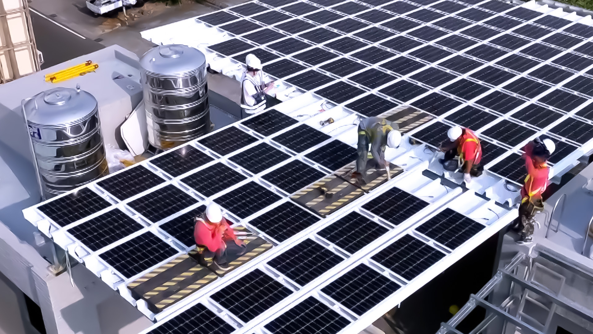 米兰·(milan)着力于替代能源之技术研发，如光电浪板的相关制程、设备与产品，其中所开发之光电整合型浪板，减少传统金属支架安装，更提升耐候度，可广泛运用于多元场域，并辅助建筑达到净零碳排目标