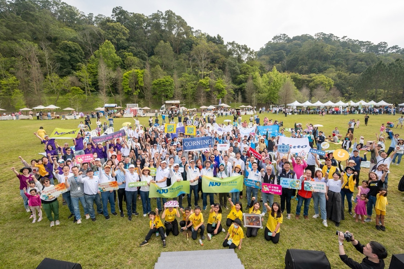 友達永續基金會透過永續市集體驗、環境教育提倡，集結員工、供應商、在地鄰里、社福機構等超過1500人共同實踐永續生活