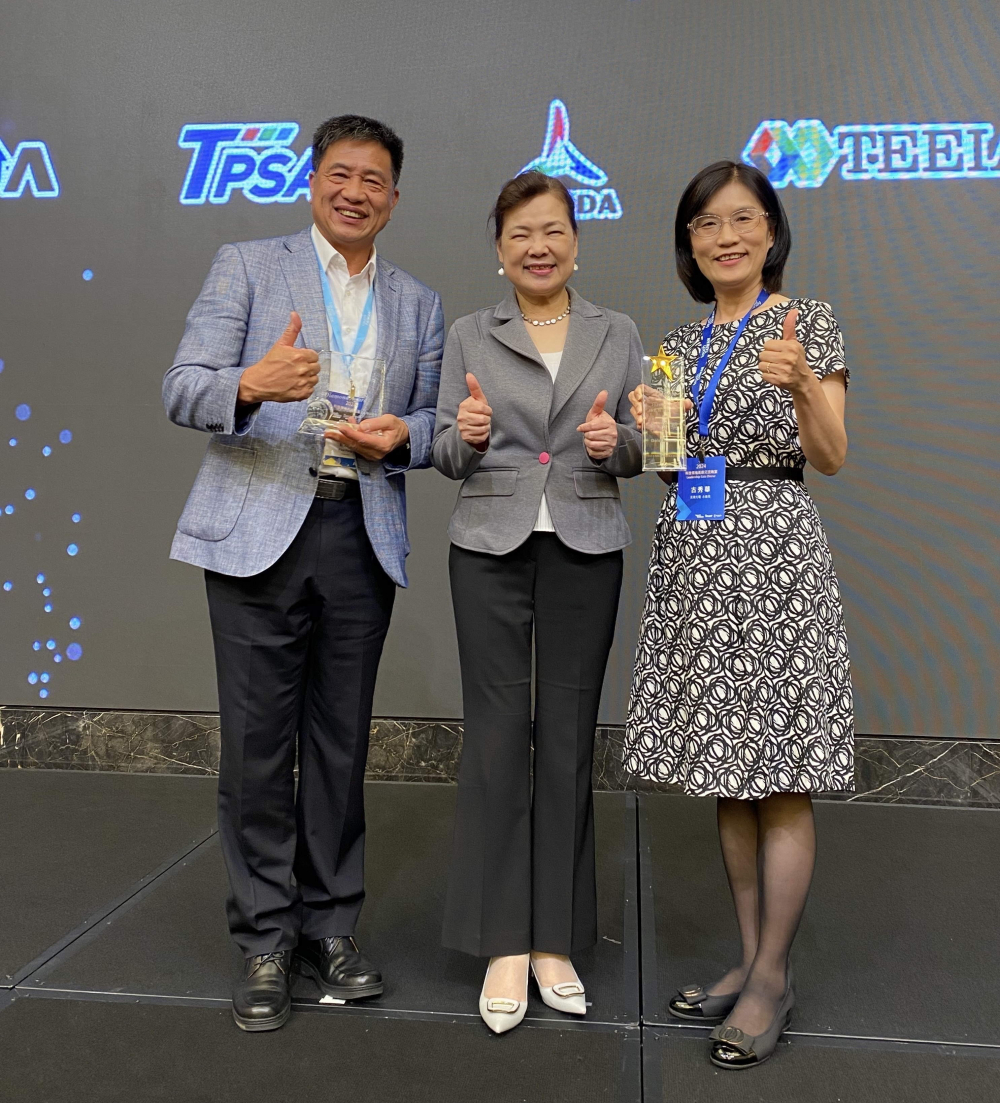 友達致力推動永續發展，於Touch Taiwan2024以3R策略貫穿Display、ESG展位實現綠色展覽目標之成果，Display展位獲綠色裝潢設計鑽質獎最高榮譽，ESG同獲金質獎殊榮。由經濟部長王美花（中）親自頒予友達光電董事長彭双浪（左）、友達光電永續長古秀華（右）
