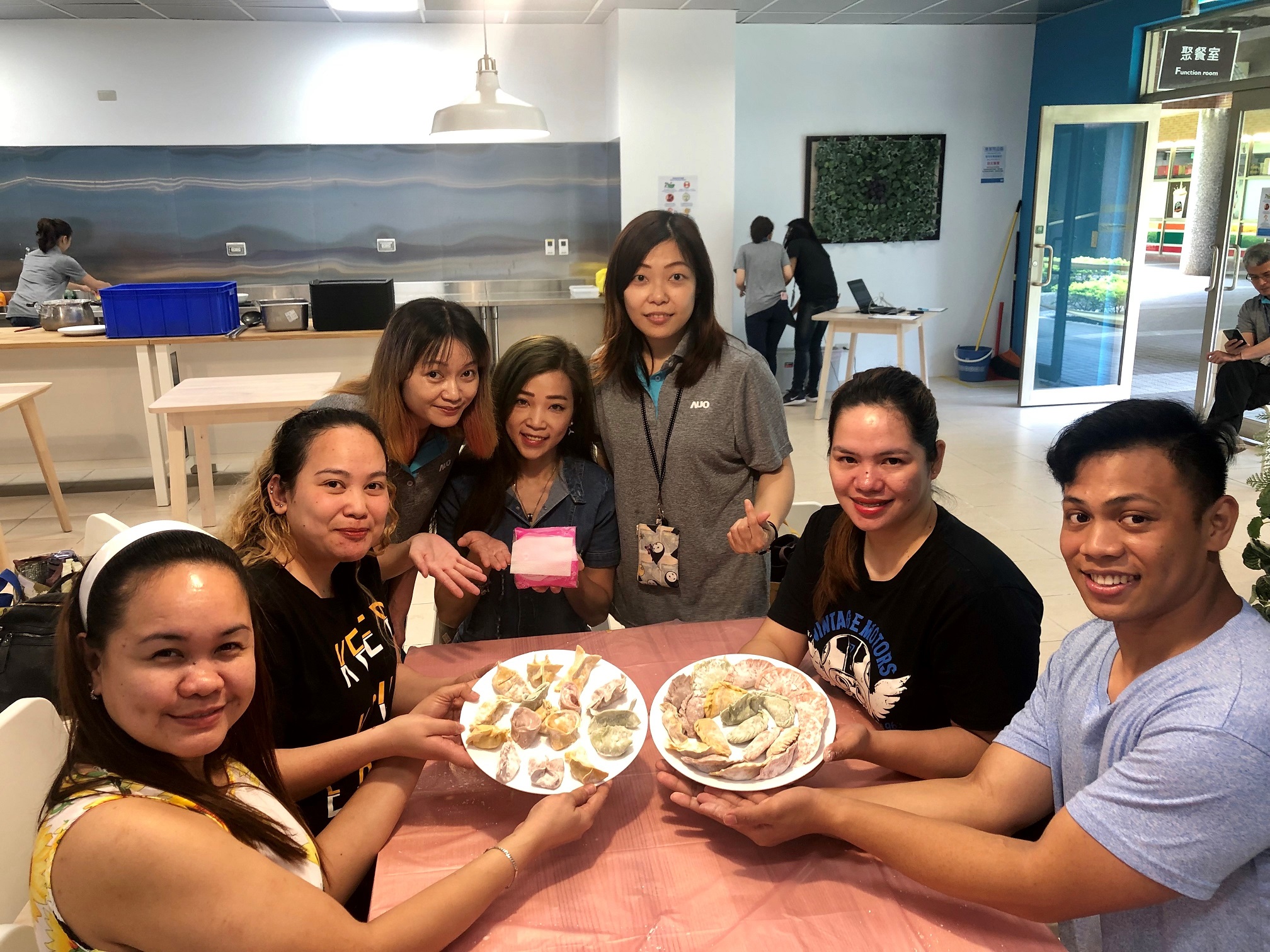 友達將DEI理念貫徹到企業文化和實踐，舉辦如台菲廚藝交流等活動，讓同仁了解彼此文化差異、培養情感