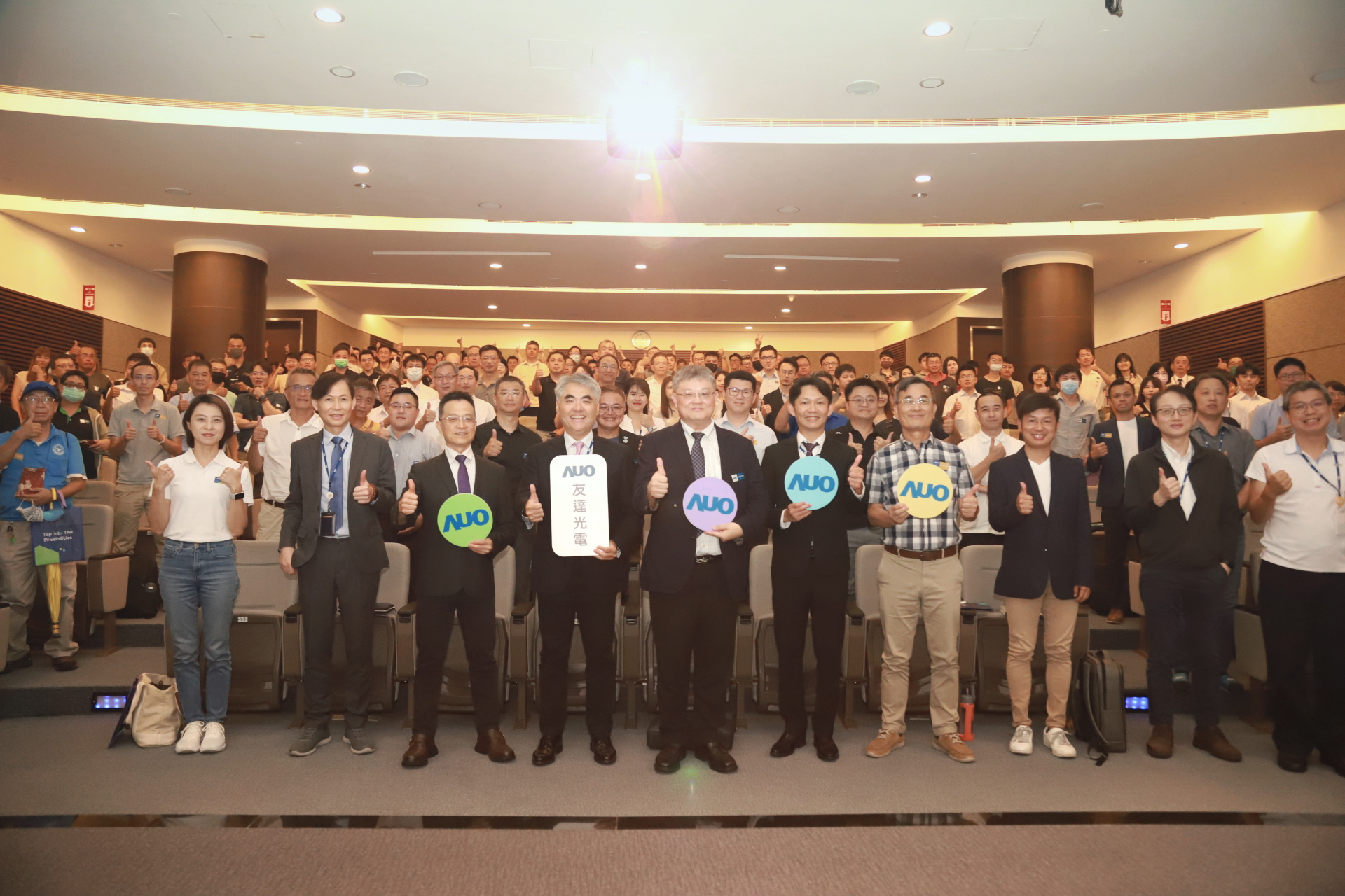 友達光電邀請領域專家共研再生能源發展、電力需求及建築物減碳等議題進行交流，盼共擘綠色永續生態圈的嶄新契機。