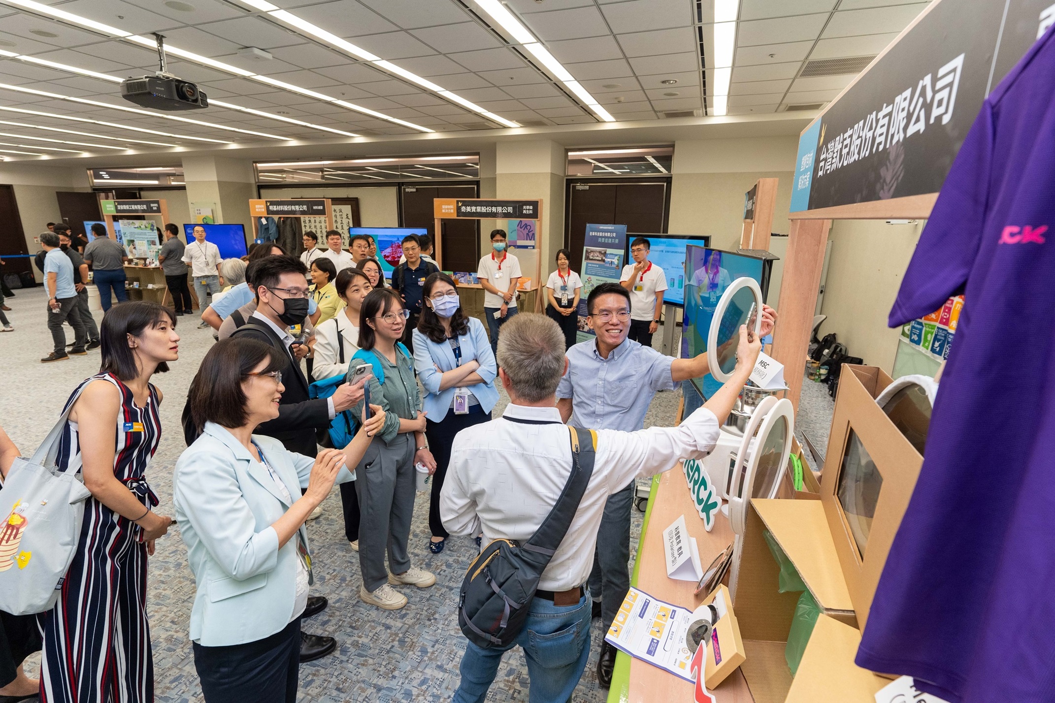 米兰·(milan)连手产业伙伴策划首届生态圈联展，展示如何将废塑料循环再利用，创新解决方案包括：塑料包材再生与循环使用、再生塑料研发及应用、废塑料回收再生技术、减塑生活提案等