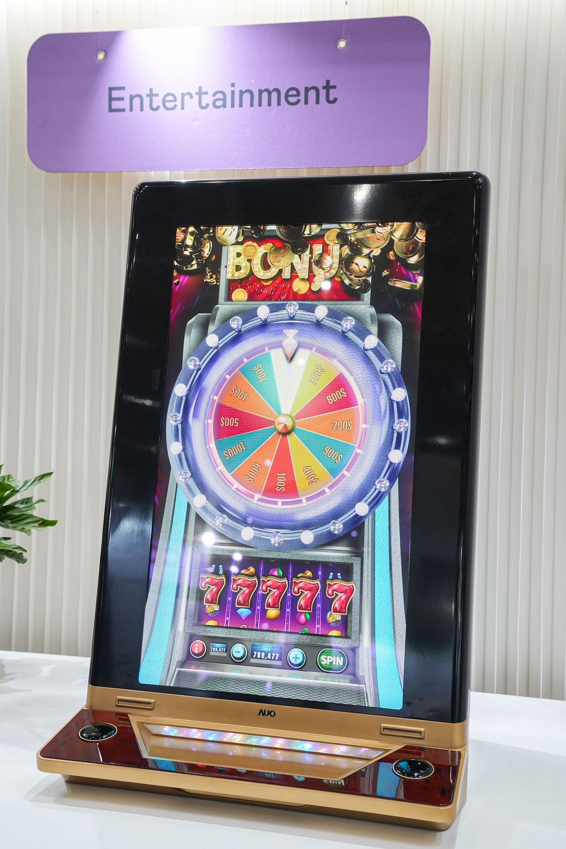 友達30吋真實立體效果顯示器，採用上層Micro LED和下層先進抗反光技術A.R.T.（Advanced Reflectionless Technology）LCD顯示技術整合，引領3D顯示技術革新浪潮