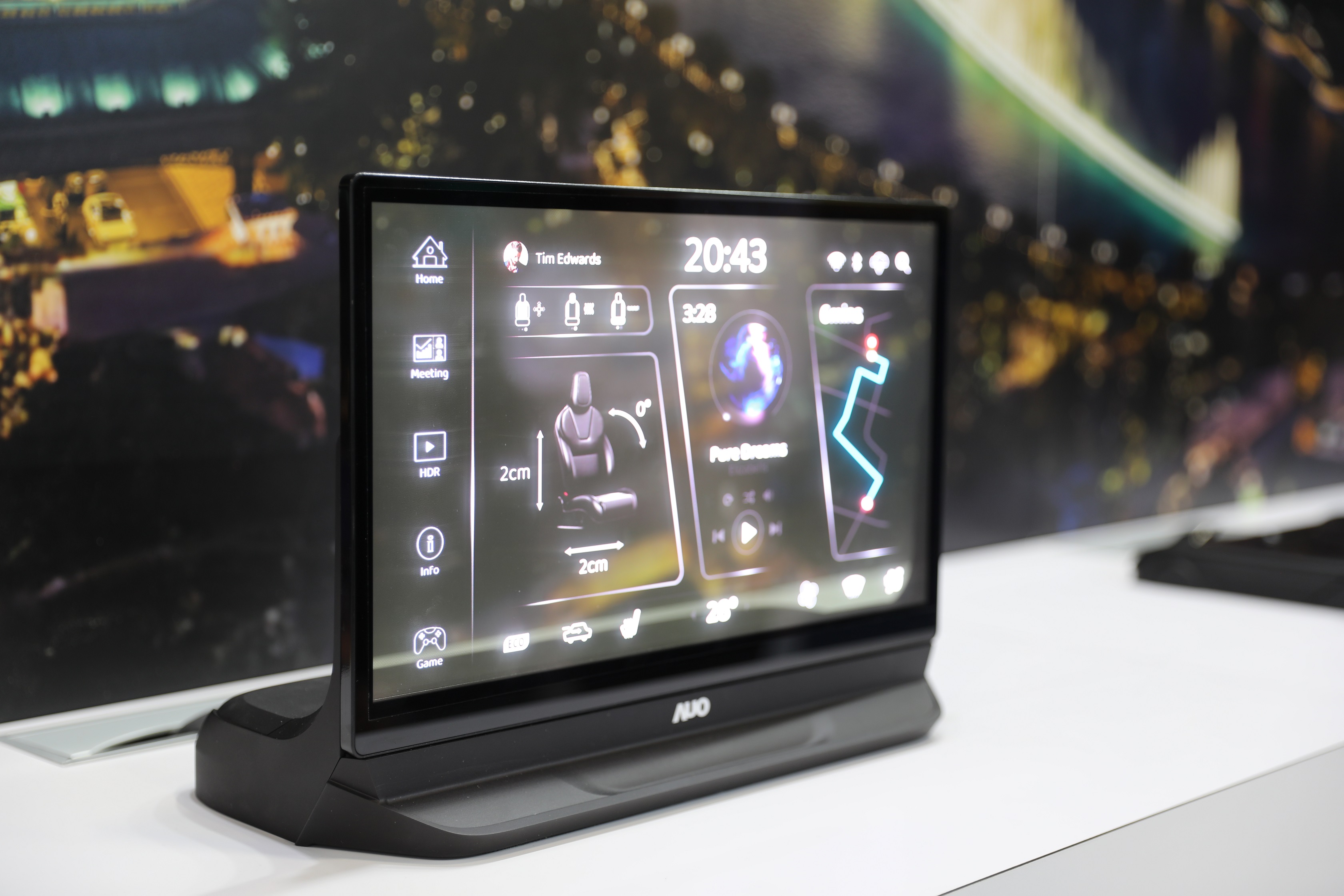 友達將Micro LED透明顯示技術整合黑切換技術的解決方案，釋放強大的技術自主開發能力，跨越室內外應用界限，開創業界第一台17.3吋快速黑切換透明觸控Micro LED顯示器