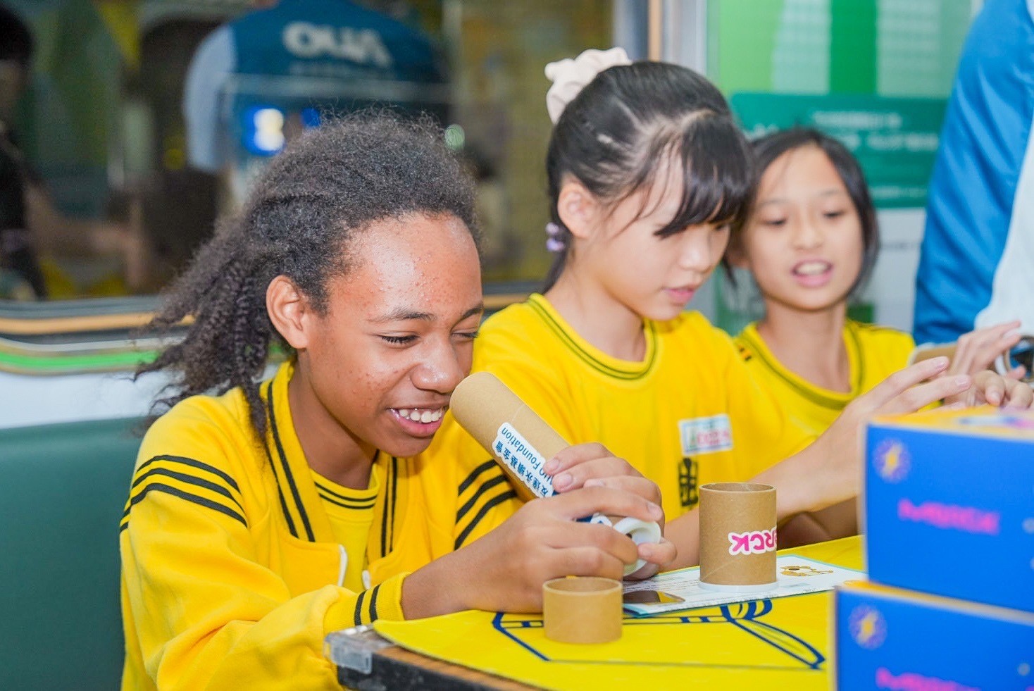 友達與默克分別回收不再使用的偏光片及液晶顯示模組，設計光電課程「玩轉光與闇」，讓學生們親手製作偏光萬花筒與簡易液晶顯示器，實踐循環再生的永續理念