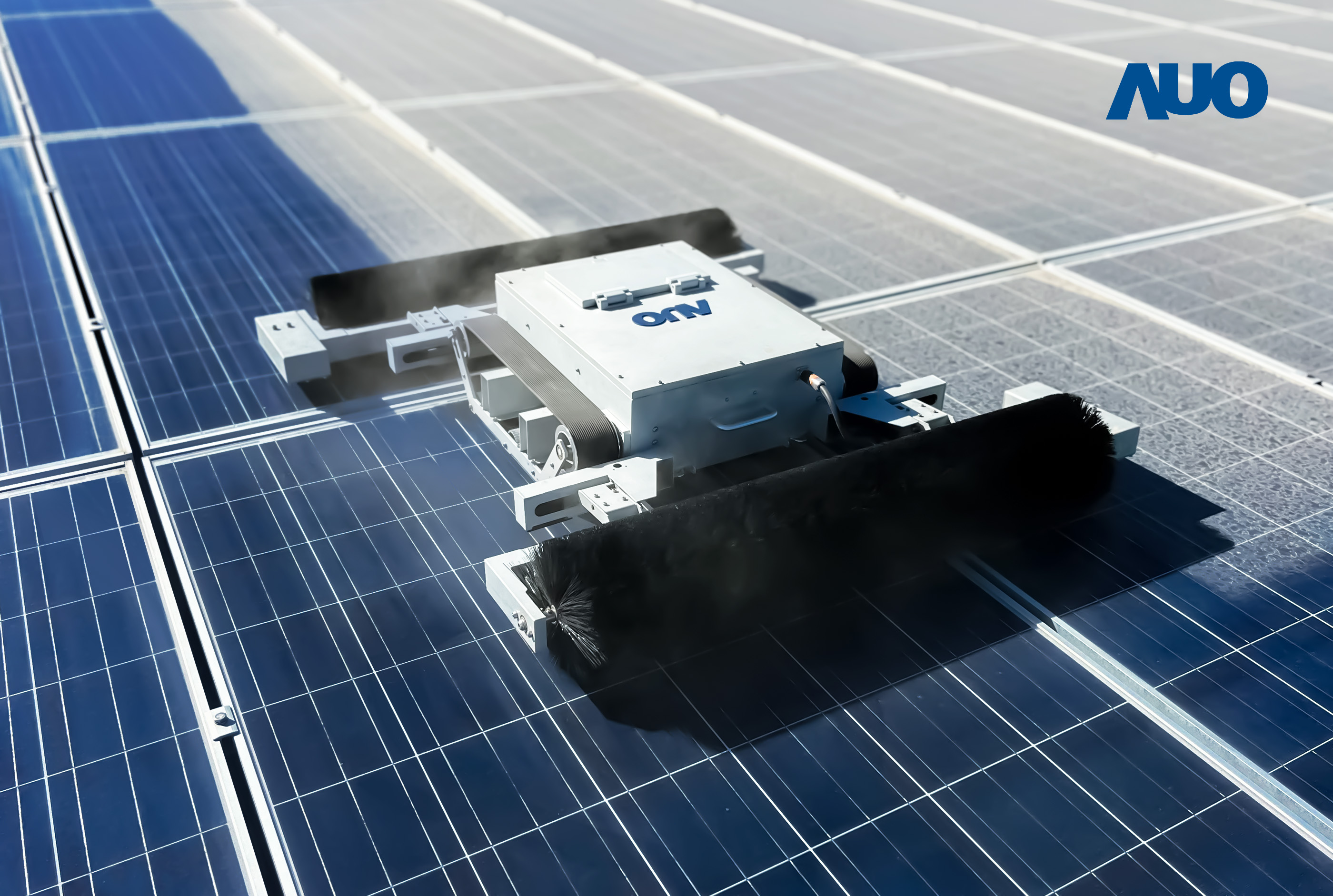 友達「太陽能模組清潔機器人SunCleanBots」，具輕量化、智慧化與高效率優勢，搭載全自動導航清潔模式，已應用於多個太陽能電廠場域，大幅提升太陽能模組使用壽命與效能並降低人力成本，獲台灣精品銀質獎