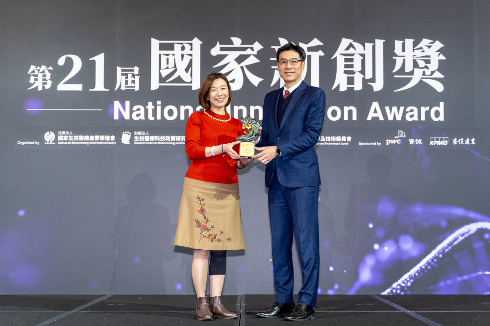 友達旗下子公司友達耘康與達擎分別以「中醫數位化檢測解決方案」及「寬視角3D醫療顯示器」獲得第二十一屆國家新創獎「智慧醫療與健康科技」類別的「企業新創獎」與「國家新創精進獎」兩項殊榮。圖左為衛生福利部政務次長林靜儀、圖右為友達光電智慧醫療事業群總經理廖世宏