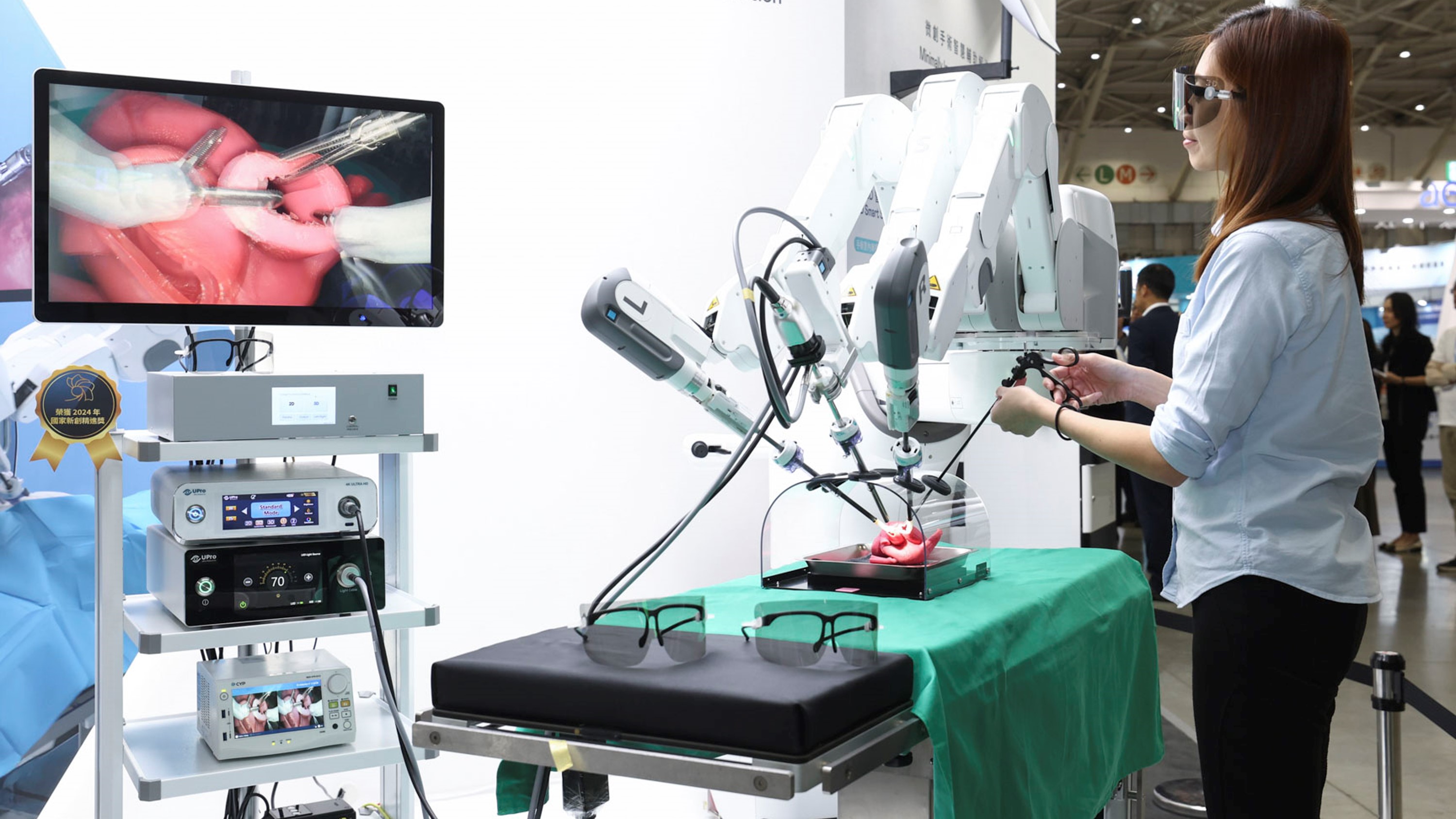 達擎寬視角3D醫療顯示器可應用於機器人手術即時3D解決方案，提供醫療團隊即時、同步的3D手術影像，提升溝通效率與手術安全性