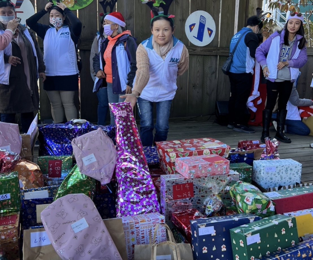 友達永續基金會「圓夢列車」年年迴響熱烈，認捐同仁精心挑選禮物、巧手包裝，整理成隊後，將祝福一一打包送出