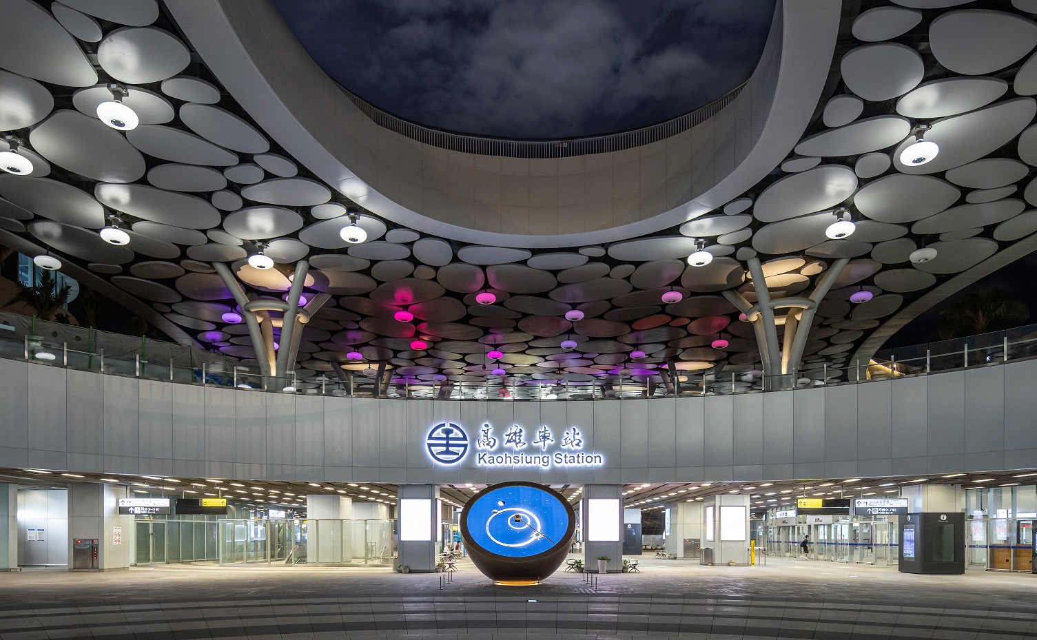 創利空間參與《高雄車站共感空間》公共藝術計畫，擔任視覺科技整合夥伴。於「看時間」天文鐘作品中提供技術指導，整合圓形LED鐘面與鐘體結構，在時間、天象星盤與空間氛圍間生動展演