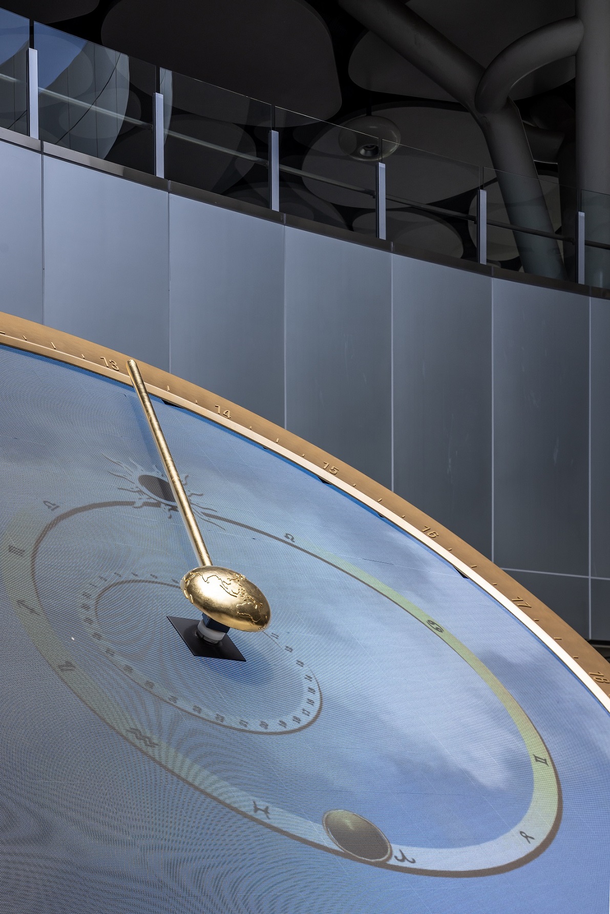 創利空間參與《高雄車站共感空間》公共藝術計畫，擔任視覺科技整合夥伴。於「看時間」天文鐘作品中提供技術指導，整合圓形LED鐘面與鐘體結構，在時間、天象星盤與空間氛圍間生動展演