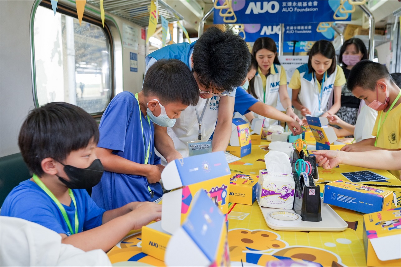 今年友達設計「光電、再生能源、水資源」三大課程主題，攜手供應鏈夥伴默克及大豐環保，以循環經濟理念開發創意教材