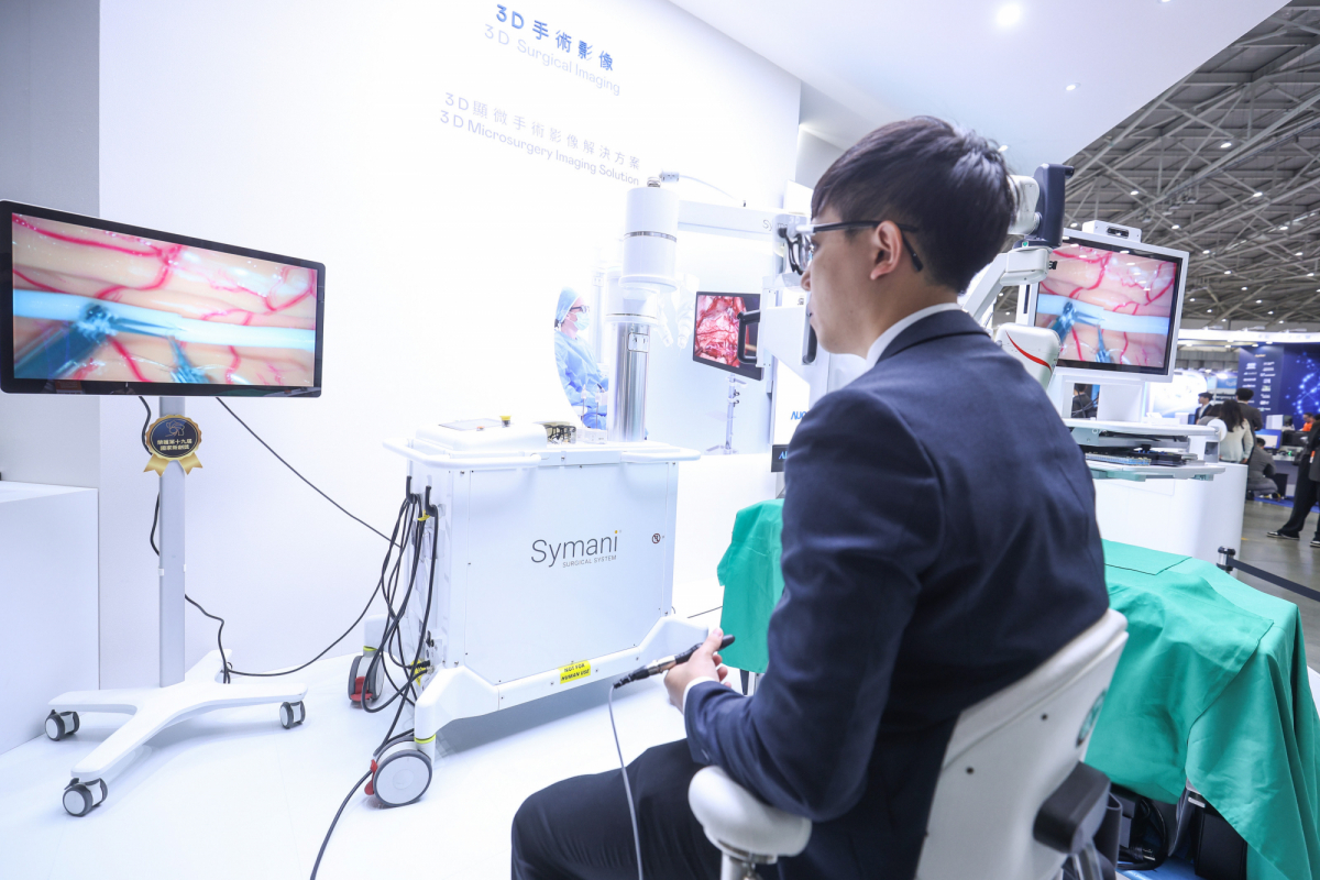 达擎推出〝3D显微手术影像解决方案〞，将3D影像技术从腹腔内视镜手术延伸至神经、血管、淋巴等高难度显微手术，提供超清晰立体视野，协助医疗团队在复杂手术中完成精准细腻操作。