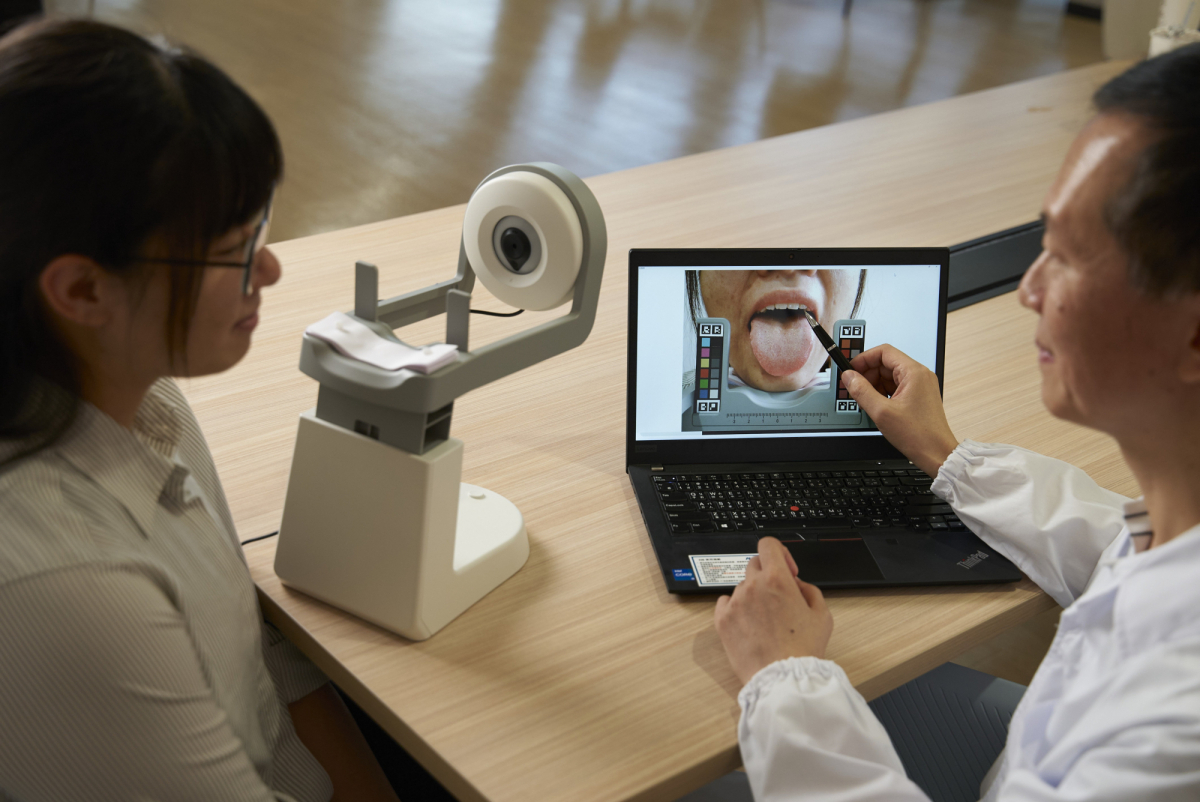 友達耘康的「舌象辨識軟體」則運用AI與大數據技術，可快速辨識舌色、舌形、苔色、苔質等特徵，顯著提升舌象辨識效率，優化檢測流程。