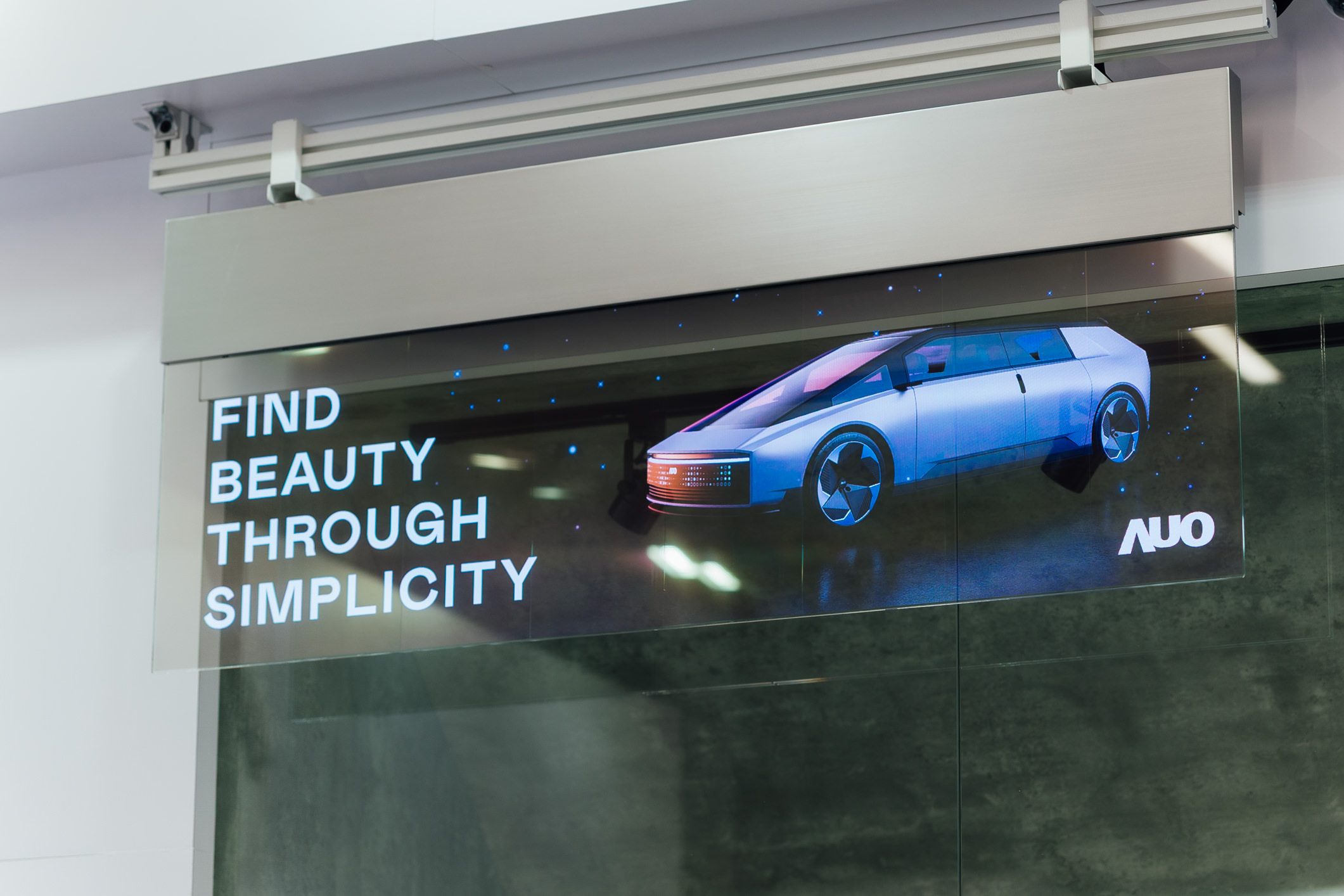 具備高亮度透明感的54吋透明Micro LED智慧看板，可無限拼接不同尺寸，營造出兼具科技感與美學的沉浸式氛圍，適用於旗艦店、展演空間等多元場域。