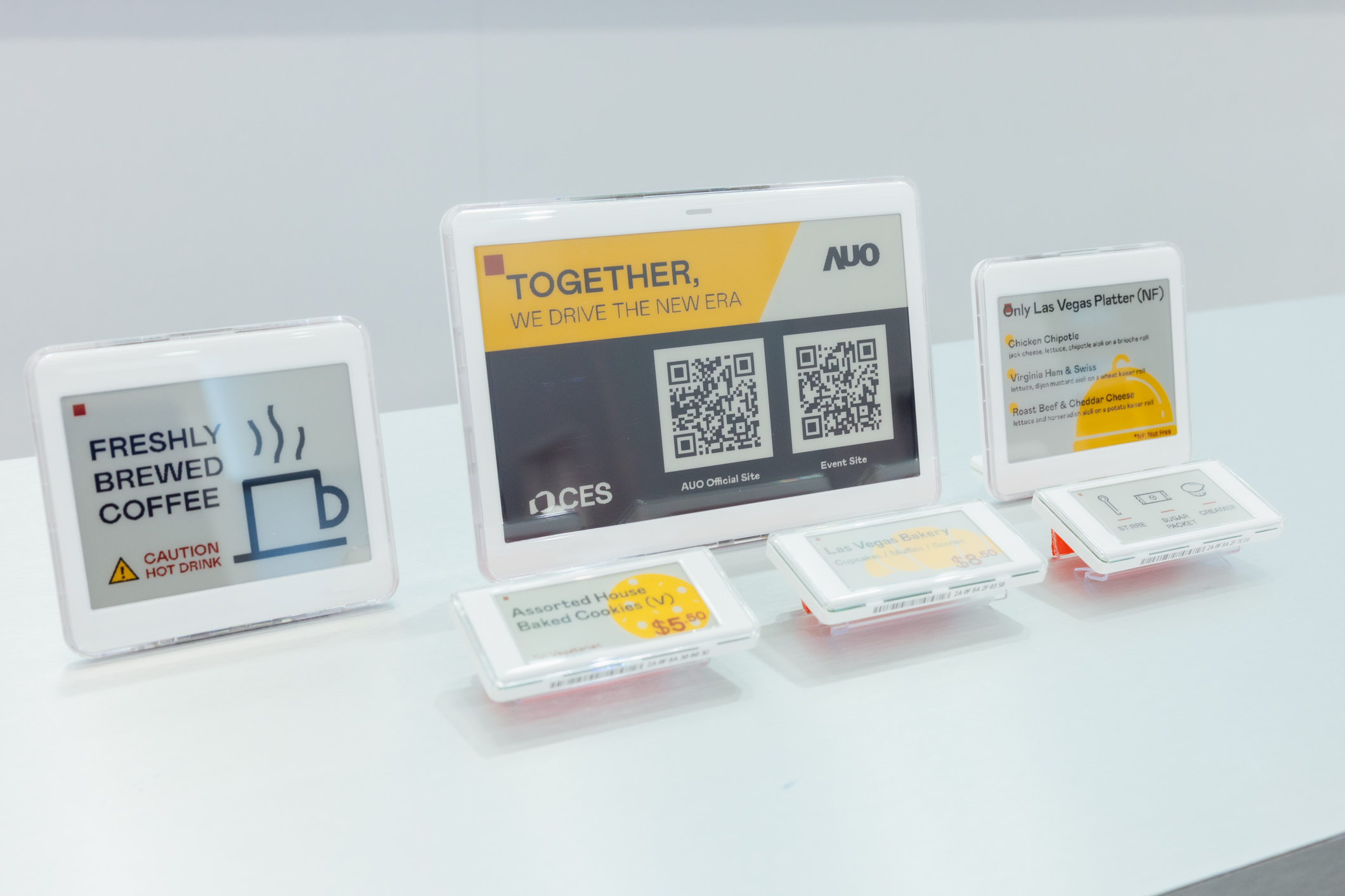 達擎開發的低功耗、全彩的aecoPost電子紙解決方案，僅在更新畫面時需要微量的電力驅動，無需佈建電線的便捷設計，使其可靈活應用、彈性選擇置放處；可搭配aecoTag電子貨架標籤解決方案，驅動商店內所有數位看板和電子貨架標籤，以遠端控制實現動態變價，提升門市人員作業效率，並以無紙化落實永續經營目標。