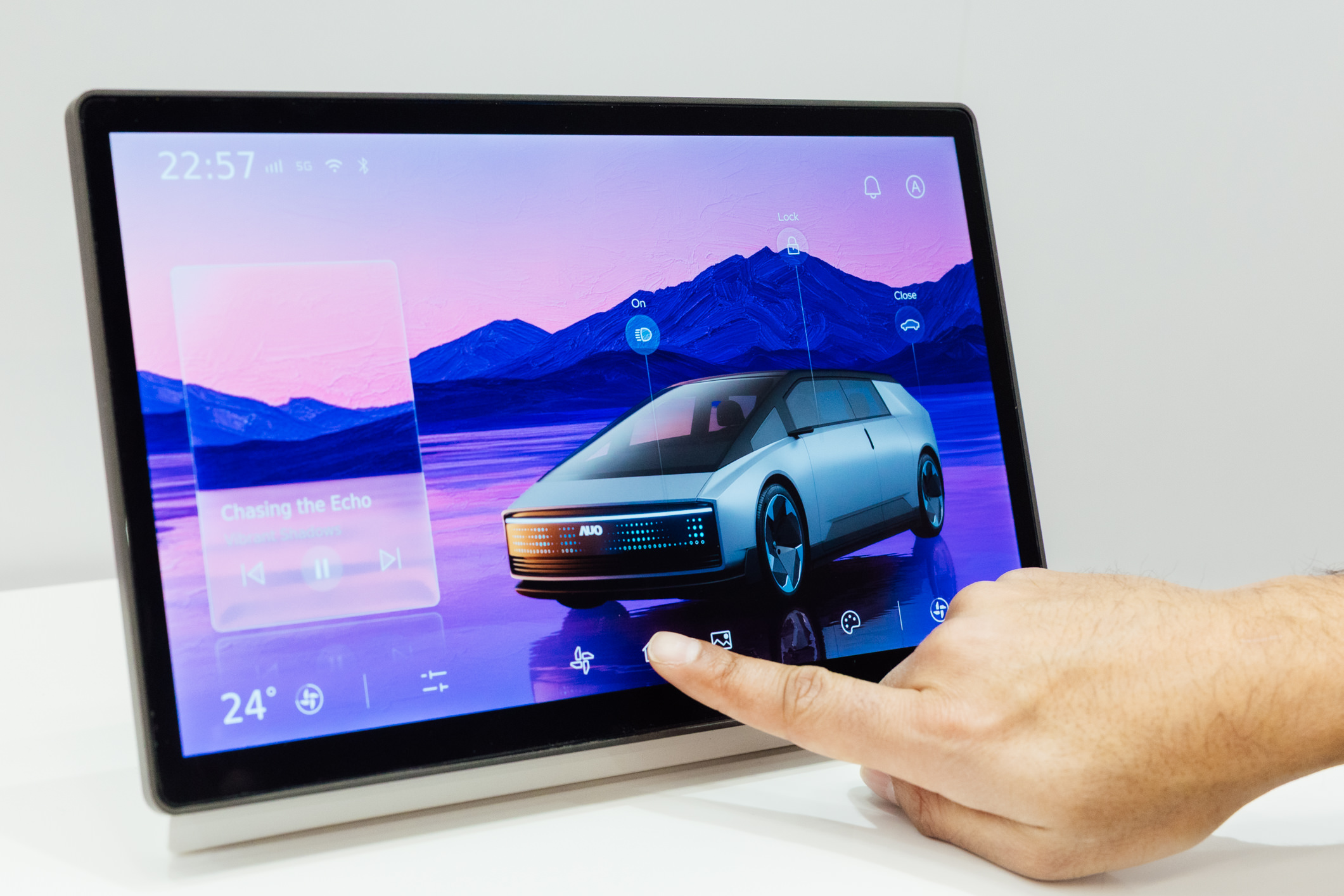 將先進抗反光技術導入於CID中控台呈現全時可視效果，並支援與座艙環境完美融合，帶來清晰且不干擾的駕駛與座艙操作體驗，兼容座艙質感與行車安全。