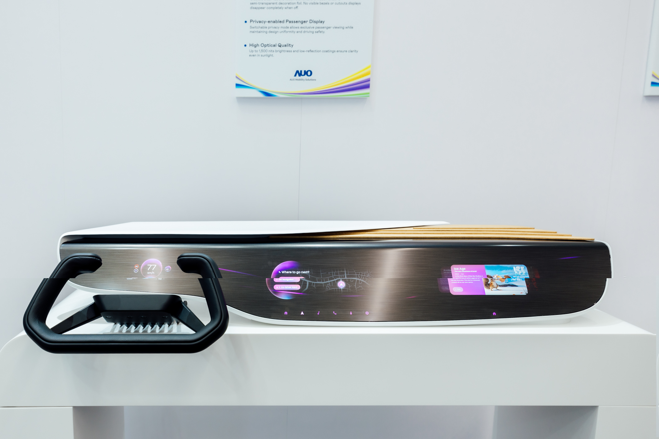 Horizon Intelligent Dash將儀表板、中控資訊顯示器及乘客資訊顯示器整合為一個無縫介面，營造端到端的一體化大尺寸顯示效果，並透過友達智慧移動所開發的網域控制器啟用AI驅動，支援訊號即時診斷與智慧空調控制。