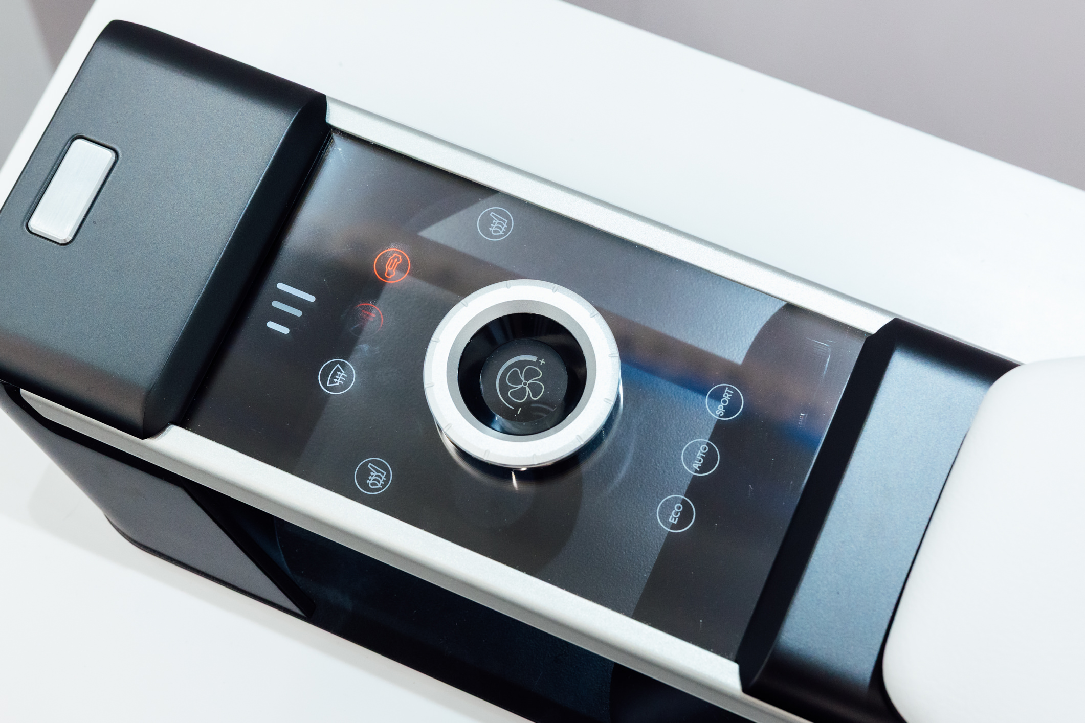 以極簡設計打造的CrystalSense Console，為中央扶手區帶來創新突破，將功能隱藏於簡約的外觀中，並採用懸浮式旋鈕搭配玻璃面板與主動觸覺回饋，僅在操作時才顯現功能選單，提供直覺且可自訂的互動體驗。